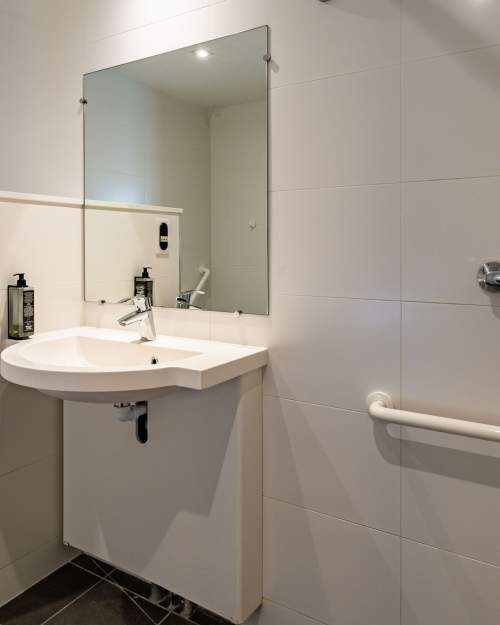 Ibis Budget Reims Thillois · Hôtel 2 étoiles · Chambre PMR · Salle de bain